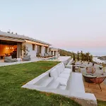Luxury Theros With Private Pools Vilă